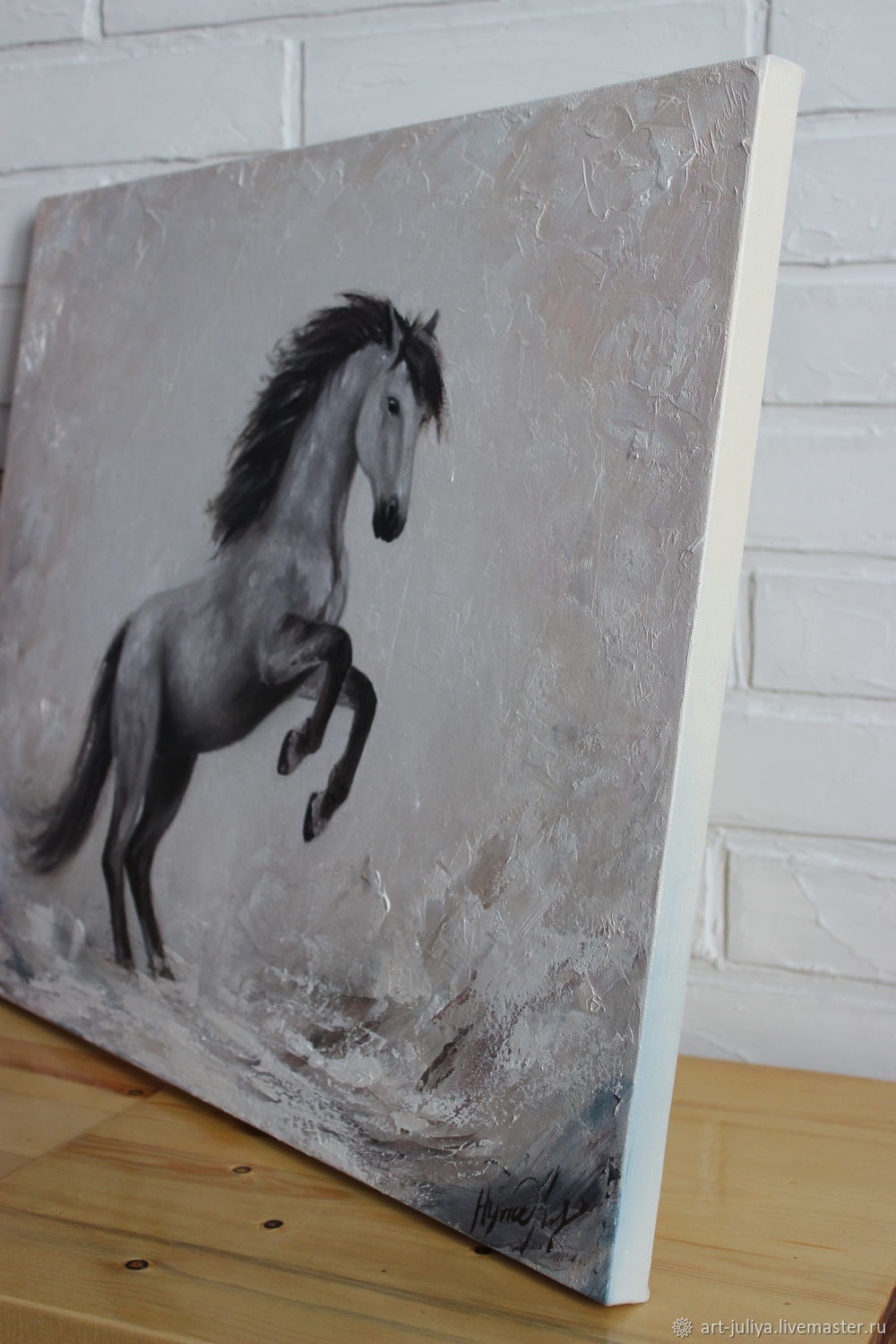 Картина лошадь на черном фоне