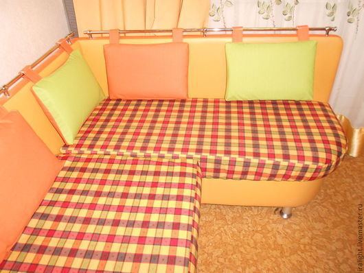Оранжевые подушки на диван