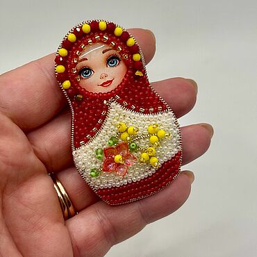 Украшения ручной работы. Ярмарка Мастеров - ручная работа Брошка-матрешка. Handmade.