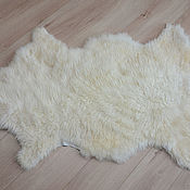 Шкурка овечья крупного размера"Крошка енот" (0017)