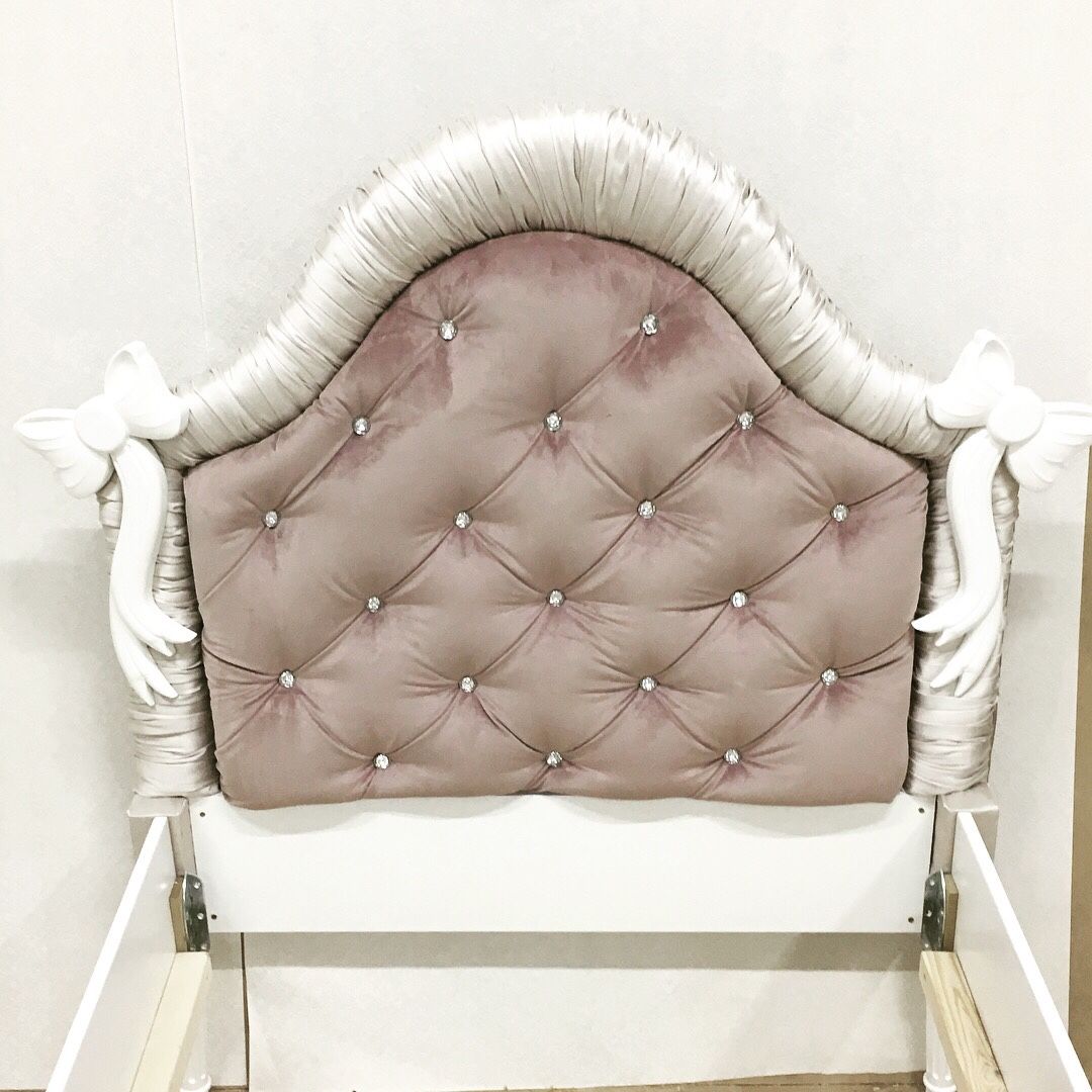 Кровать розовая со стразами