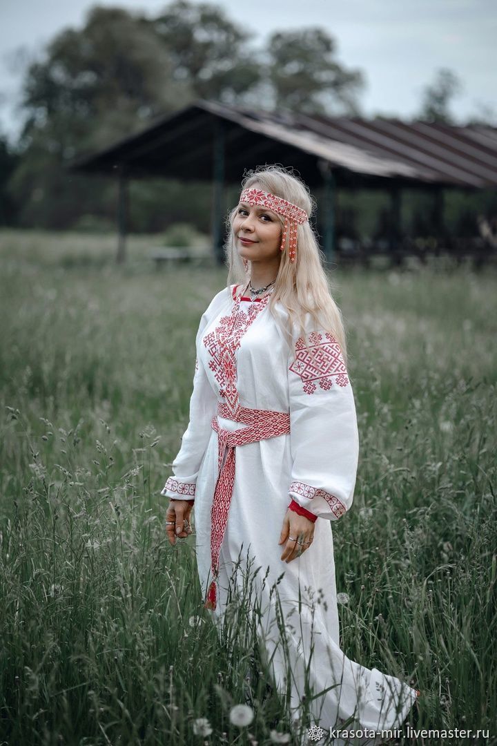 девушка с длинными волосами в вышитой рубахе с оберегом