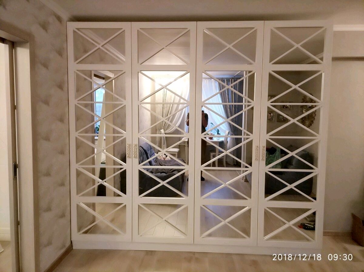 Шкафы с перекрестиями на стекле