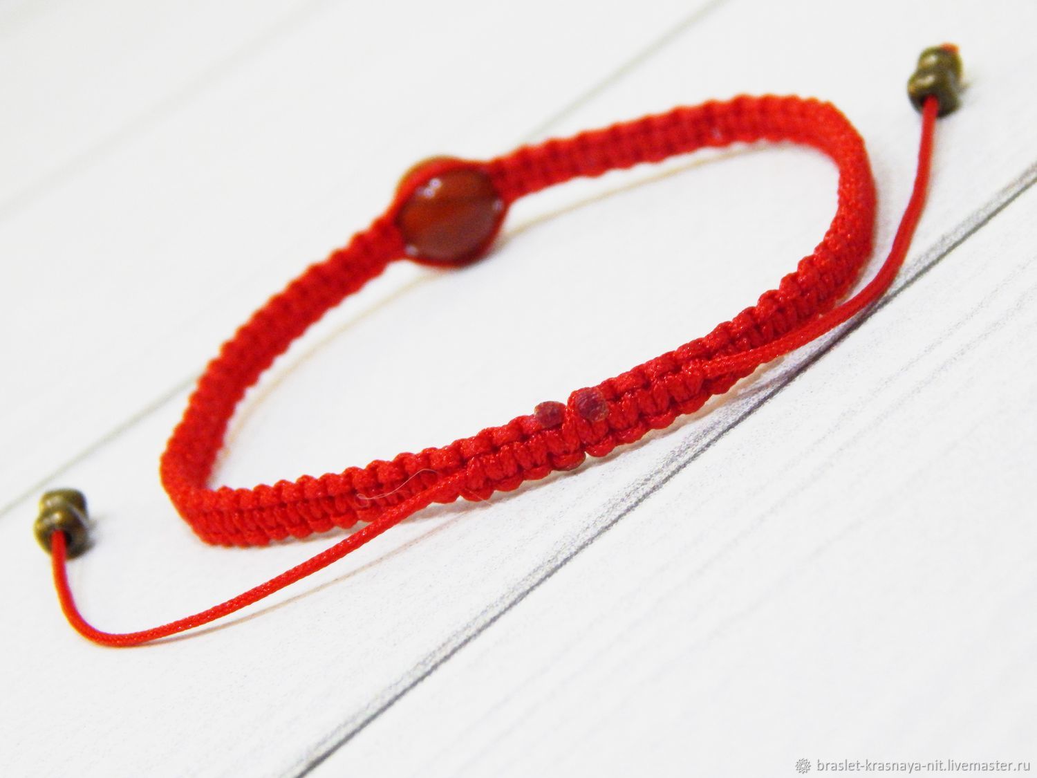 Сплести красный браслет. Плетеный браслет. Красный плетеный браслет. Плетеные браслеты из красной нити. Плетеный браслет красная нить.