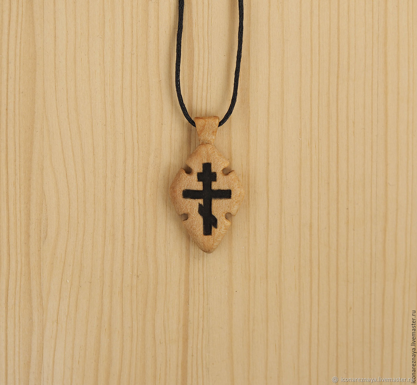 Православные нательные деревянные. Кипарисовый нательный крестик. Деревянный крестик нательный. Нательный крестик из дерева. Небольшие деревянные крестики.