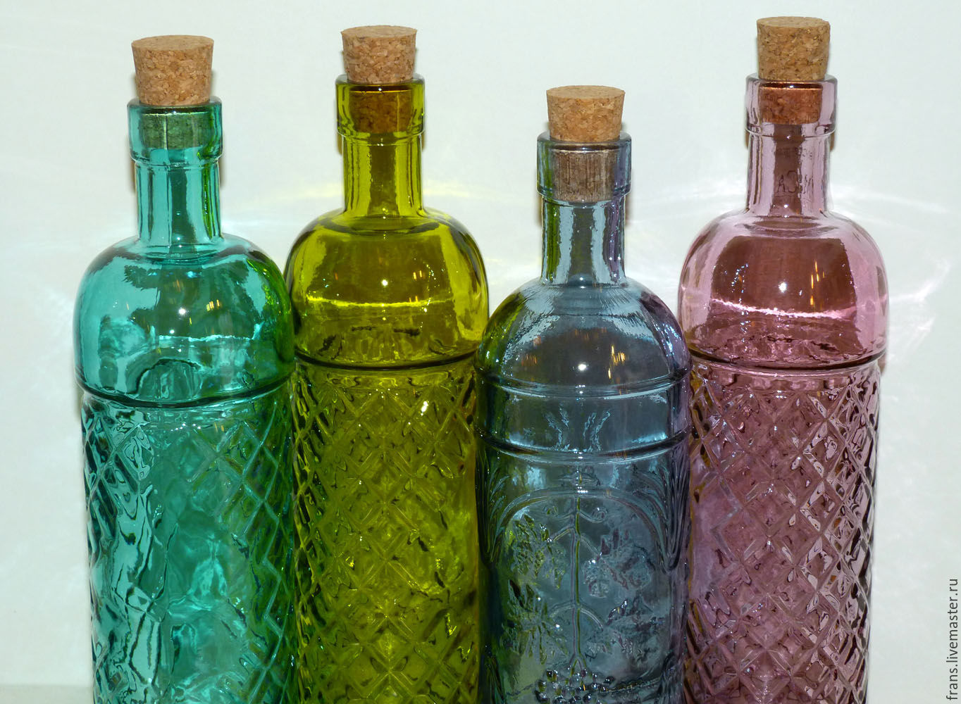 Красивая стеклянная бутылка. Цветные декоративные бутылки. Стеклянная бутылка. Красивые стеклянные бутылки. Бутылка декоративная стеклянная.