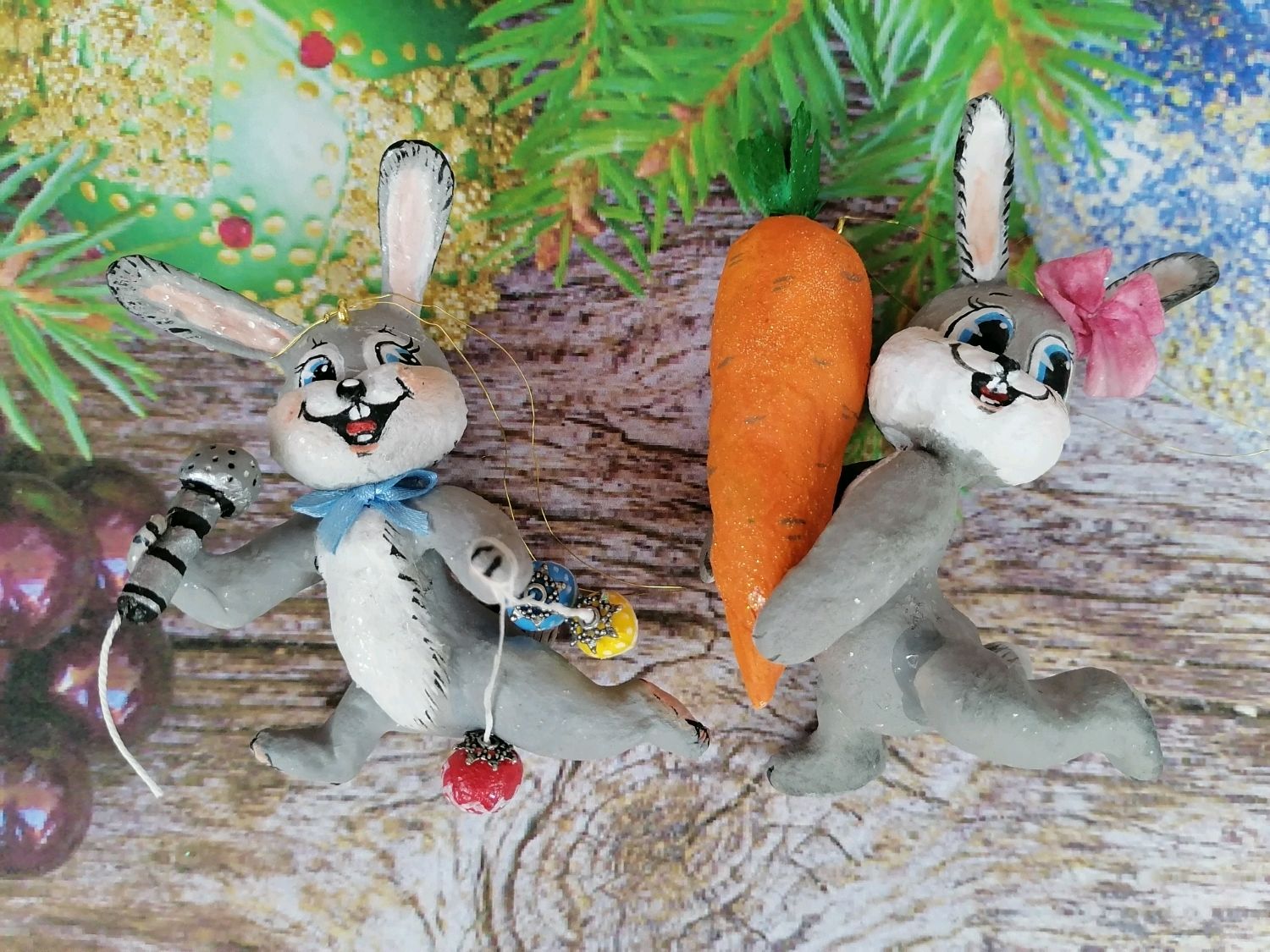 Елочная игрушка заяц с морковкой