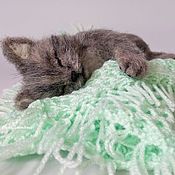 Куклы и игрушки ручной работы. Ярмарка Мастеров - ручная работа felt toy: Kitten sleeping felted toy cat.. Handmade.