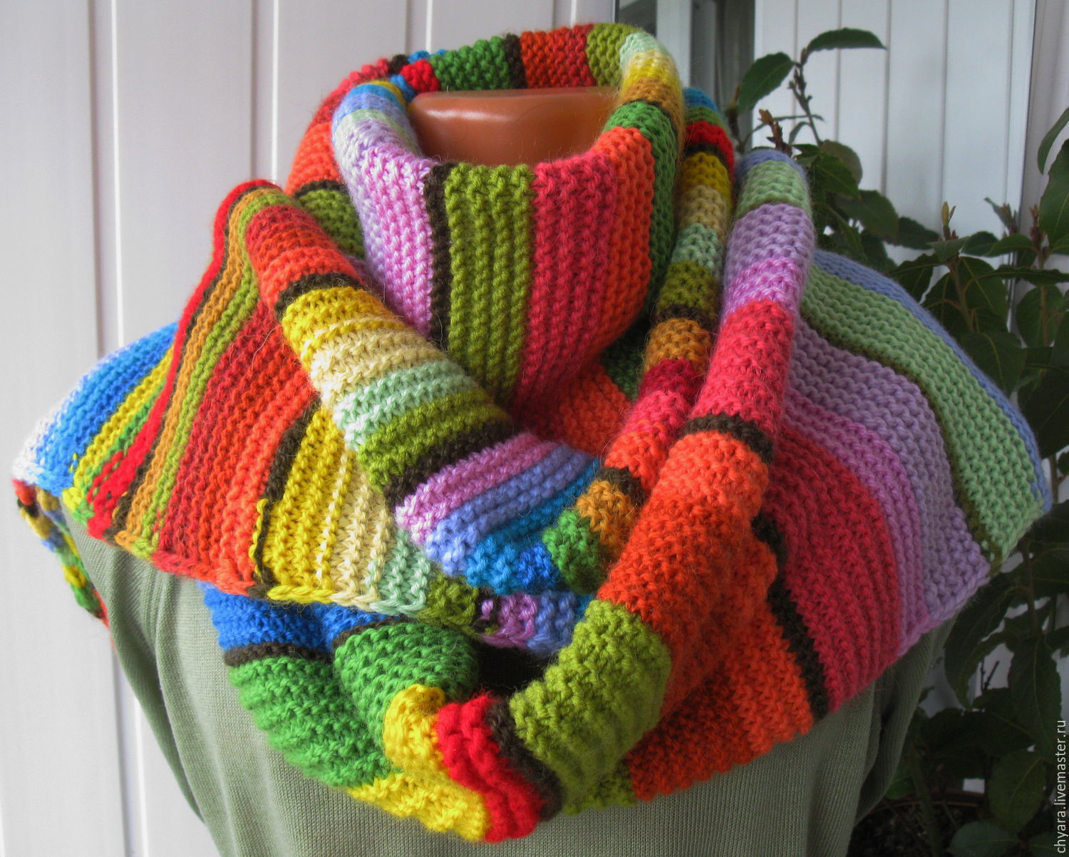 Цветной шарф. Интересные вязаные вещи. Вязаные шарфы. Оригинальные шарфы. Изделия из разноцветной пряжи.