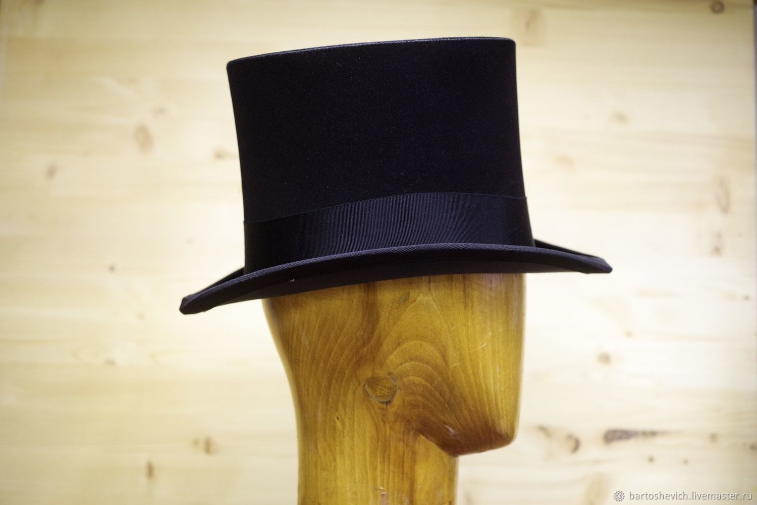 Black satin top hat \