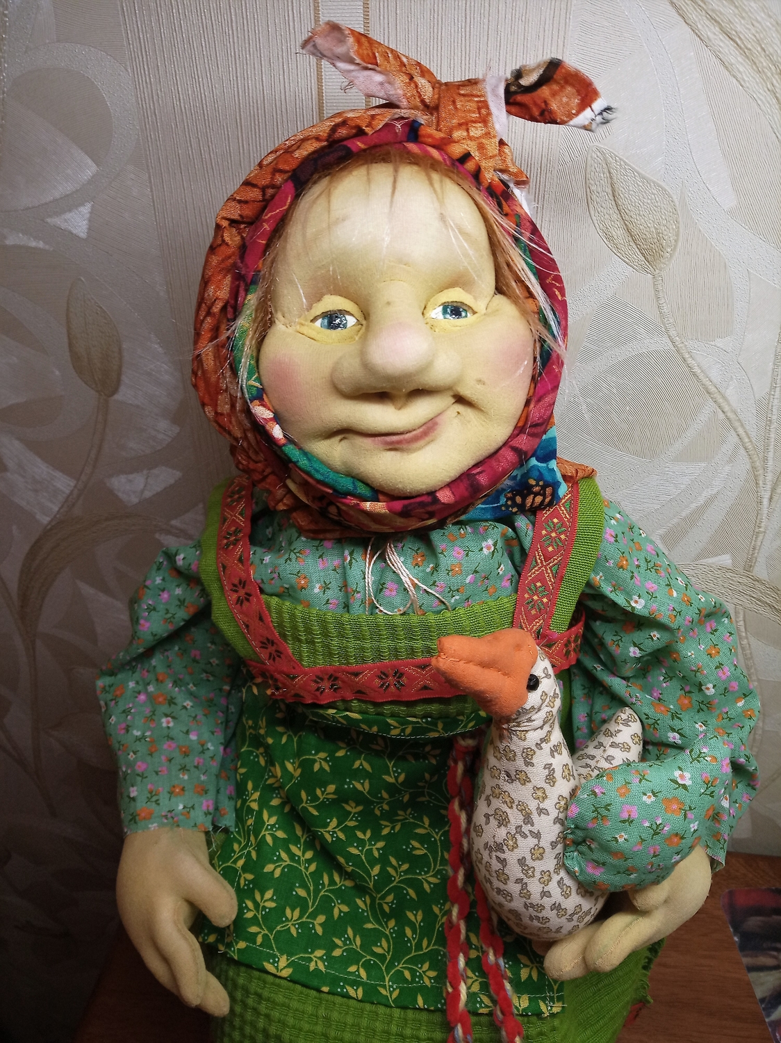 Примеряю будущий костюм.