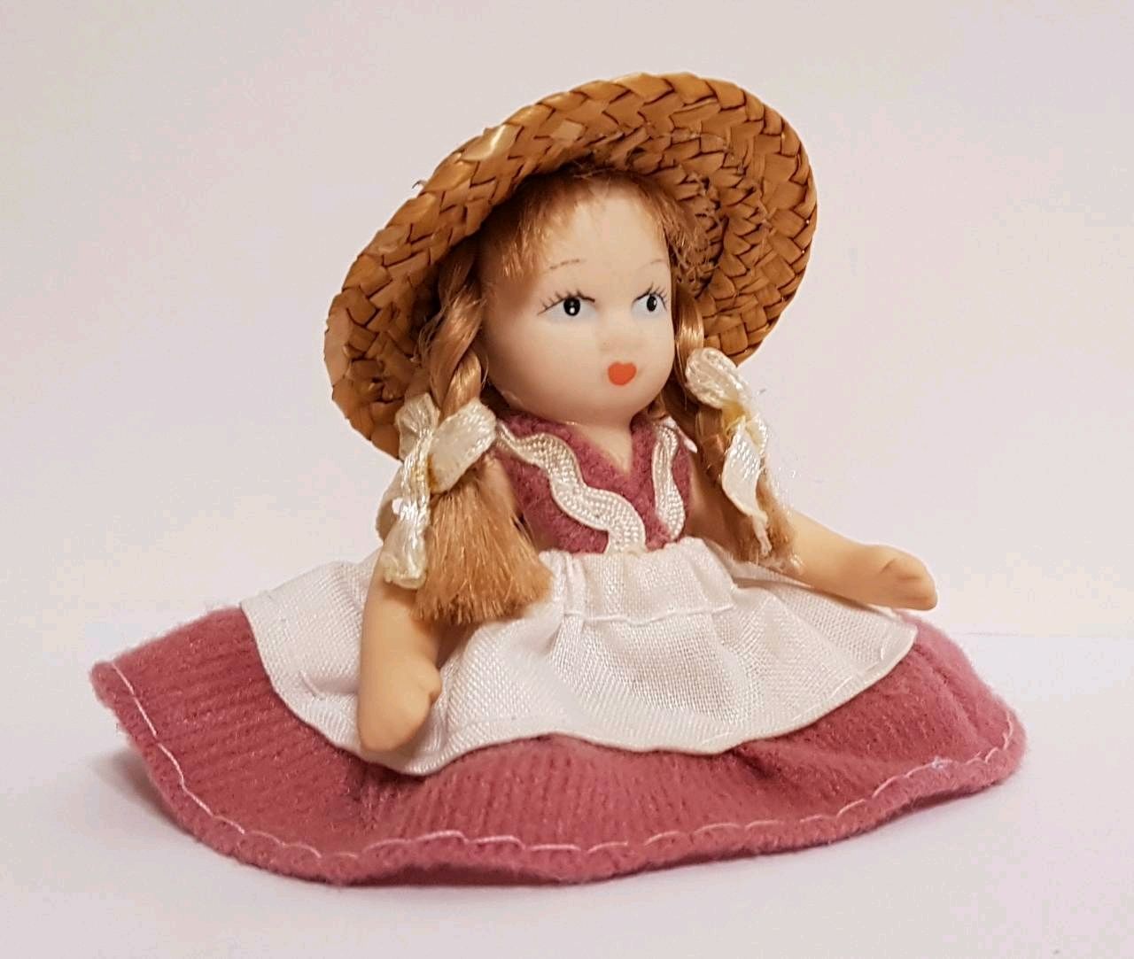 Куклы из фарфора. Европейские куклы. Кукла фарфоровая. Фарфоровая куколка. Шляпа для куклы.