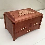 Jewelry box made of oak and beech: roses
