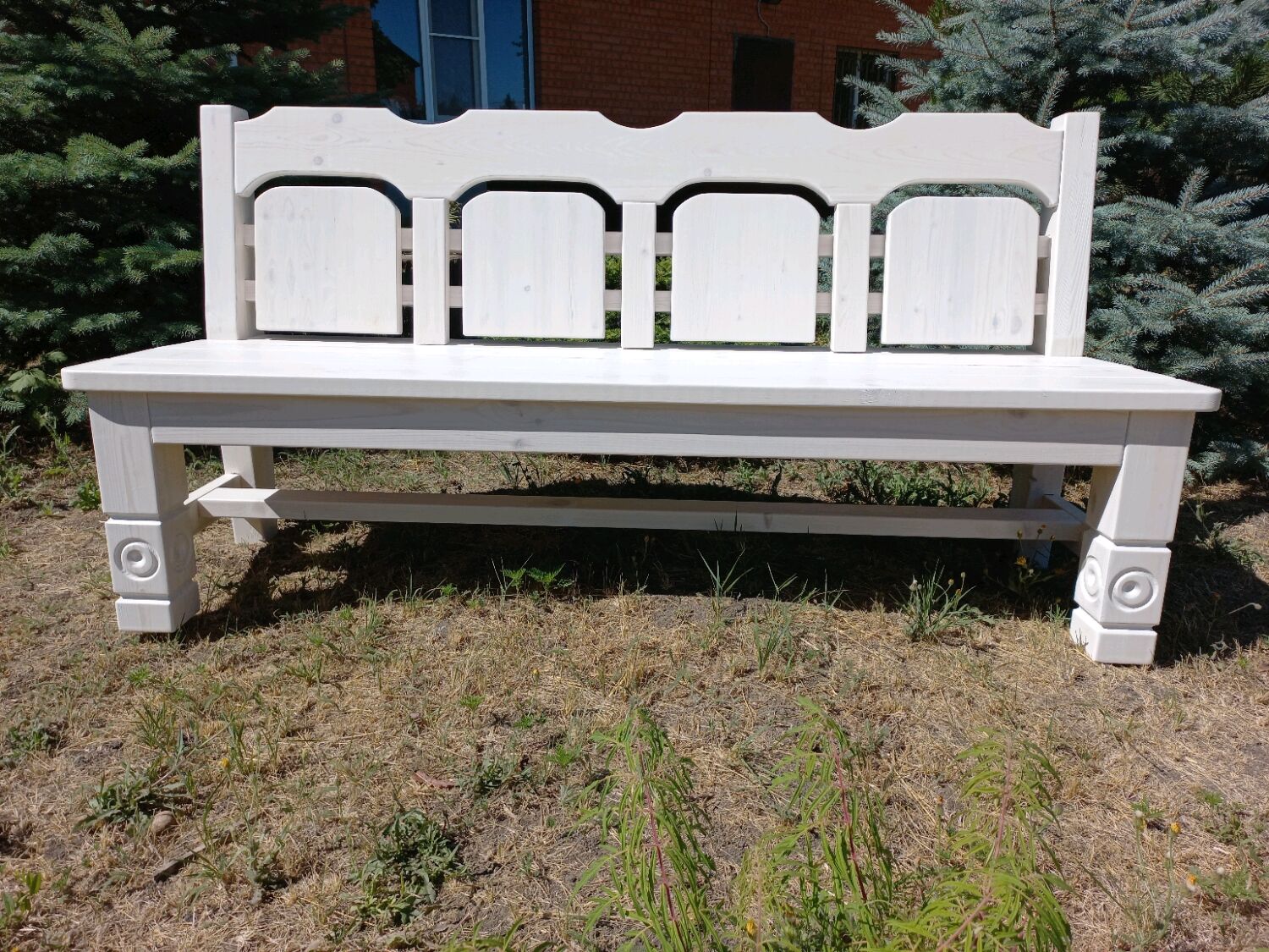 Белая скамейка для сада