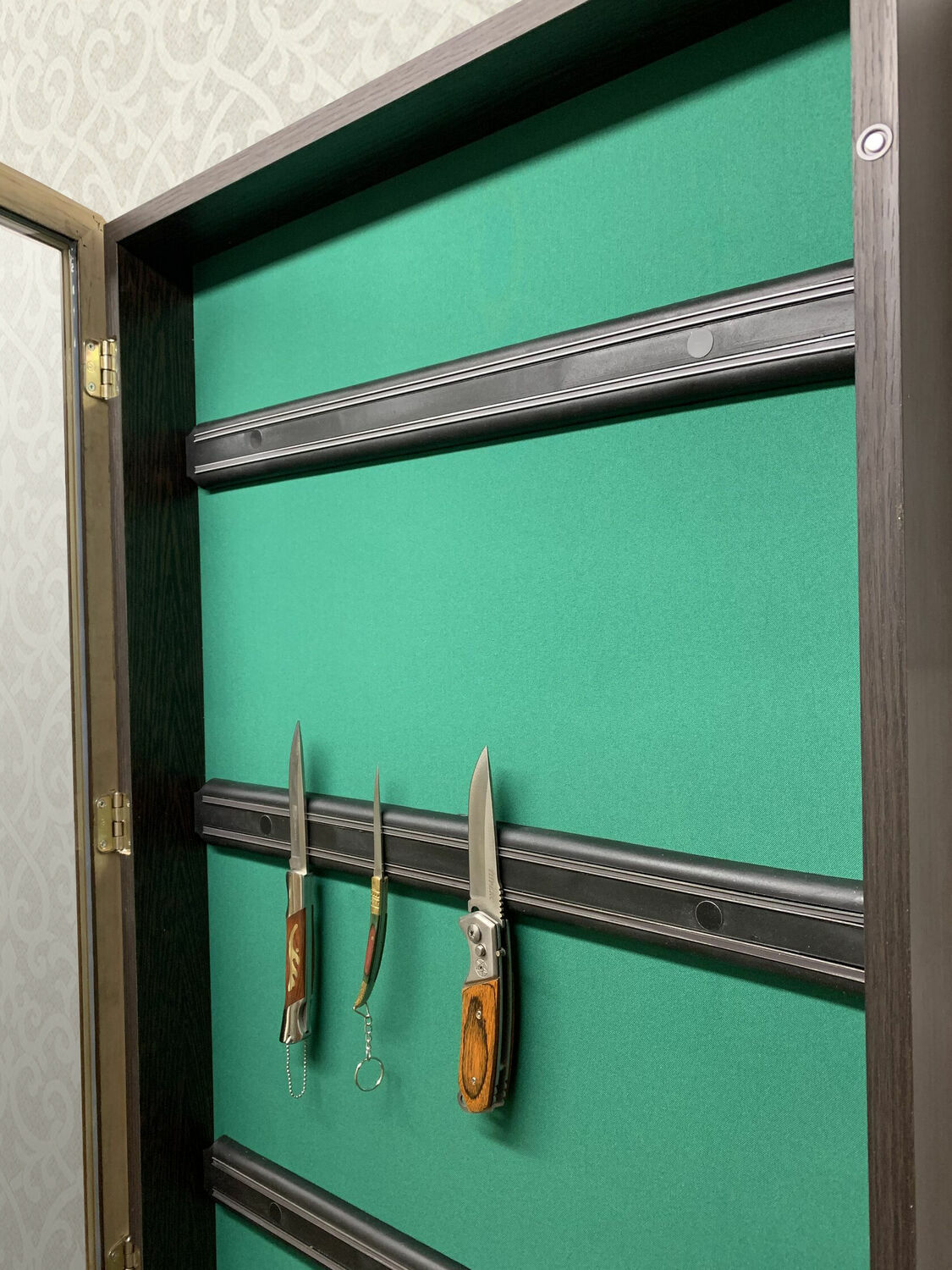 шкаф витрина для коллекции ножей