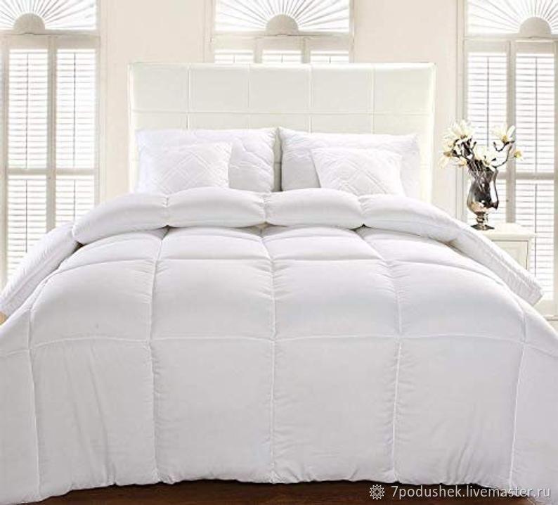 Белое одеяло на кровати