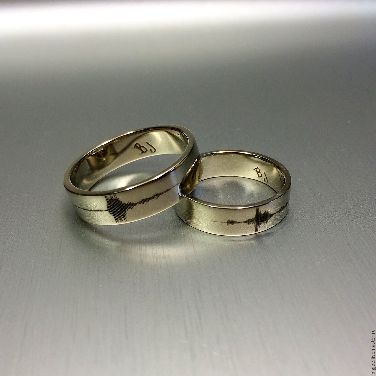 Обручальные кольца с гравировкой из белого золота