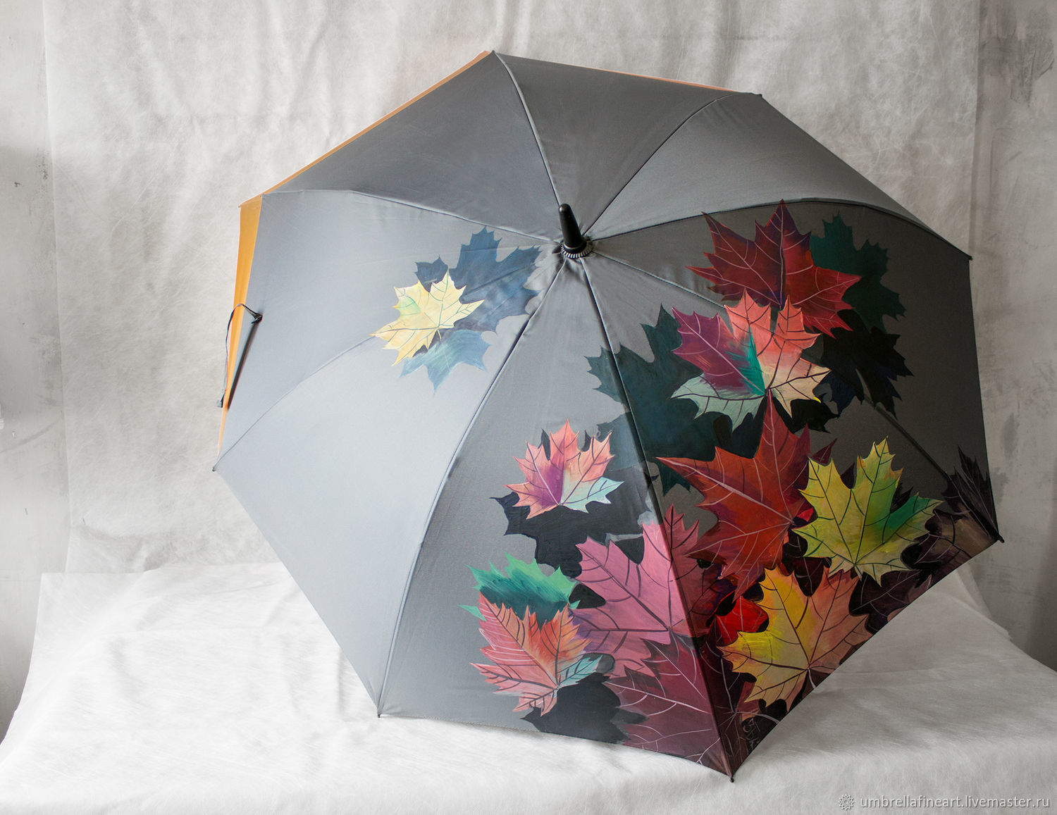 Кленовый лист с зонтиком