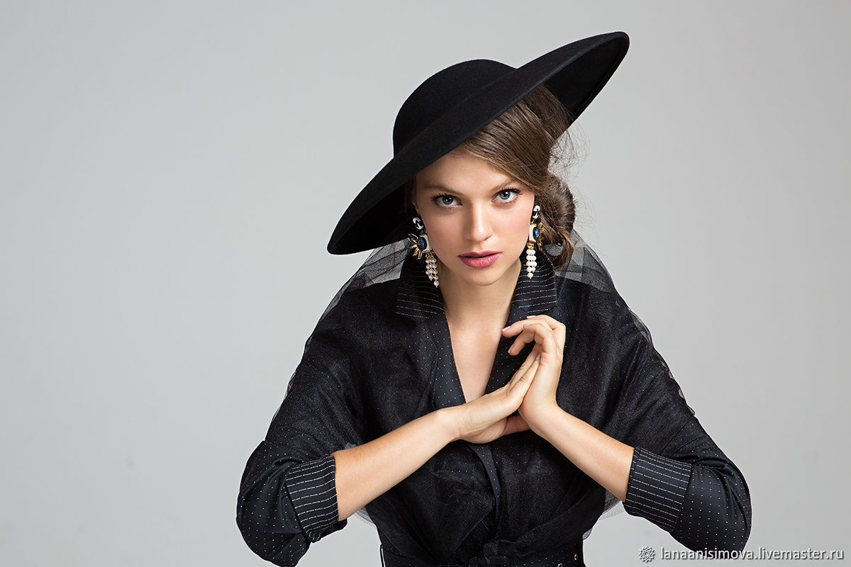 Шляпа современные нарезки. Широкополая шляпа в стиле диор. Широкополая шляпа Dior. Шляпа диор женская.