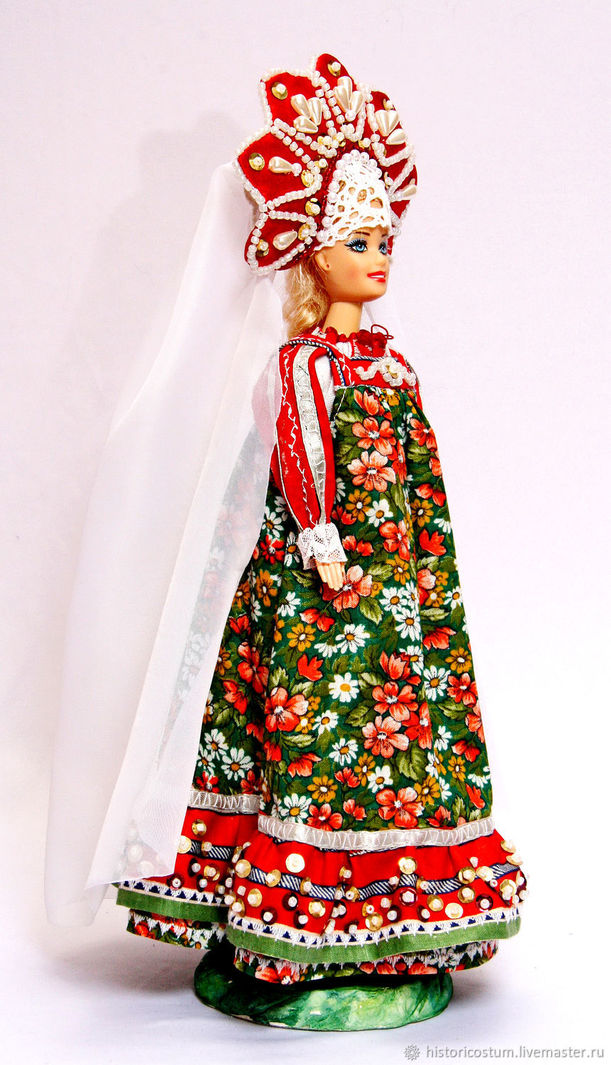 Кукла в русском костюме.