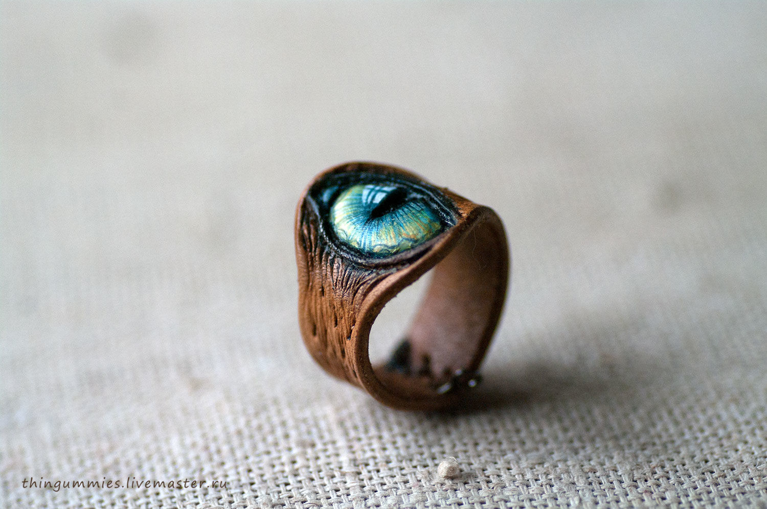 Кольца глазками. Кольцо с глазом. Перстень с глазом. Кольцо из кожи с камнем. Кольца ручной работы.