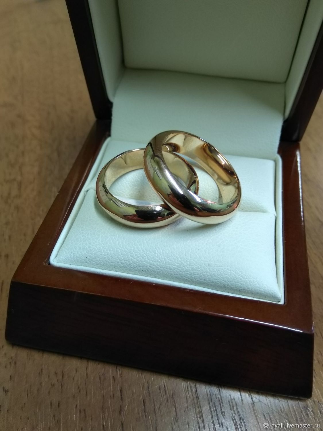 Свадебные кольца в коробке