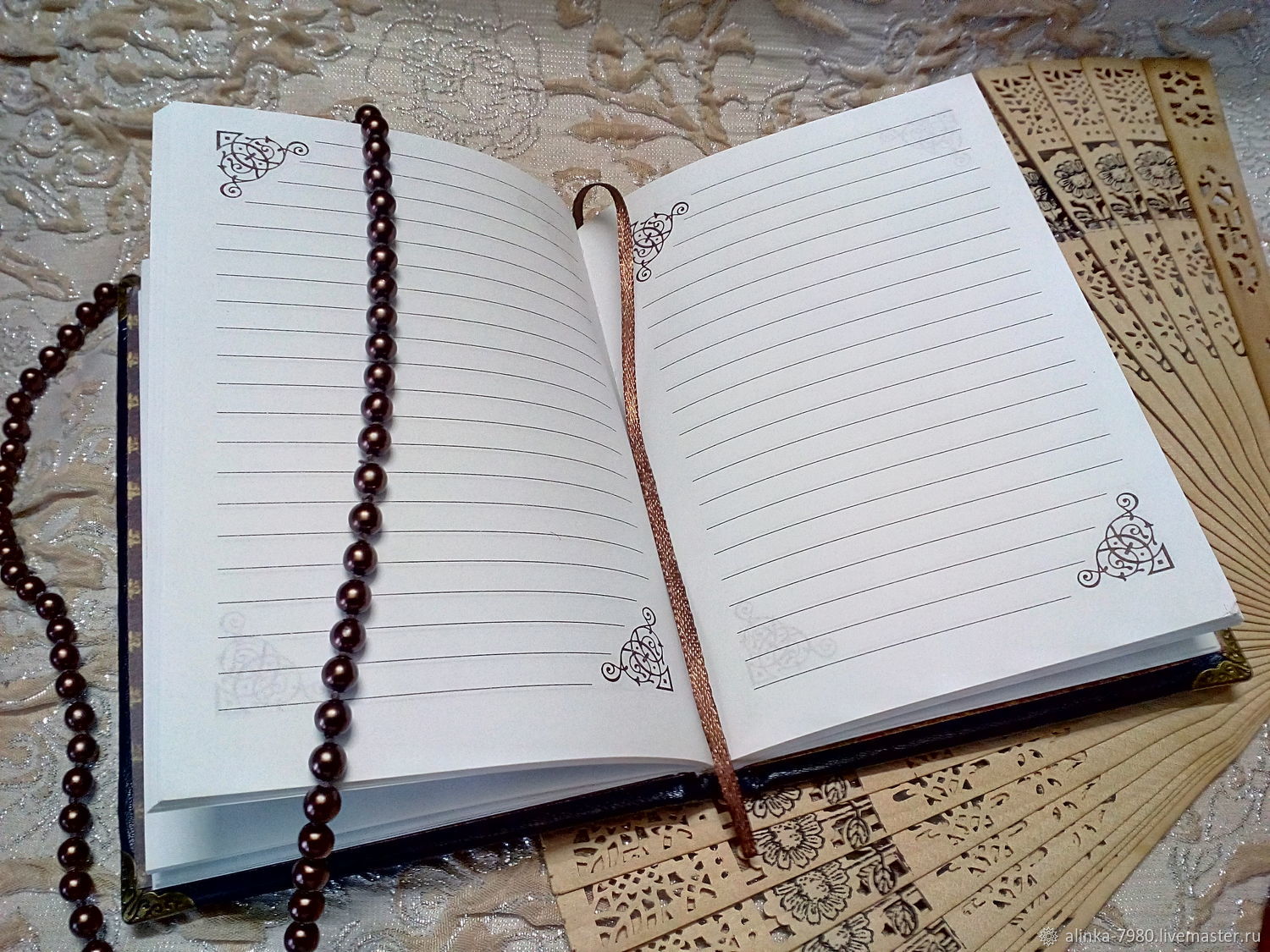 блокнот с ручкой. ведение ежедневника в тетради. офисная записная книга фото красивое. записи в ежедневнике. личный дневник.