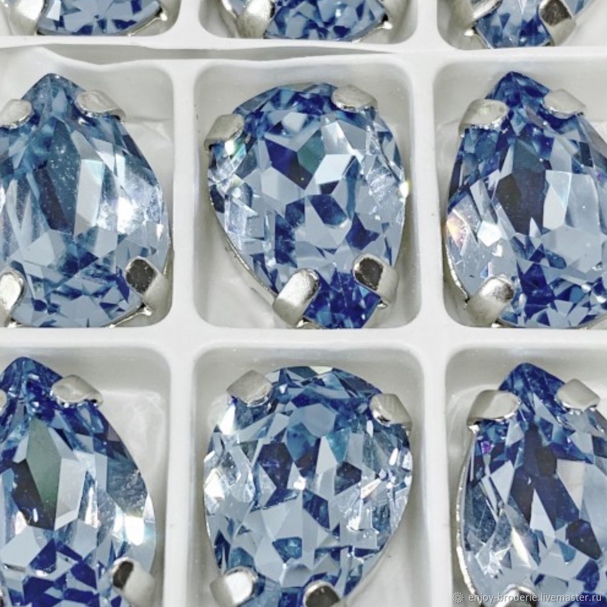 макросъемка капли. нежные цветы в росе. голубой фон. нежная нежная капля кристалла. нежная нежная капля кристалла.