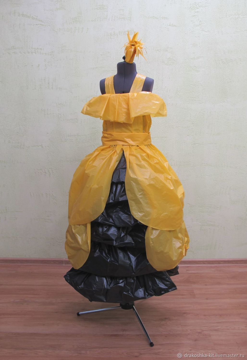 Как сделать платье из мусорных пакетов и фольги своими руками