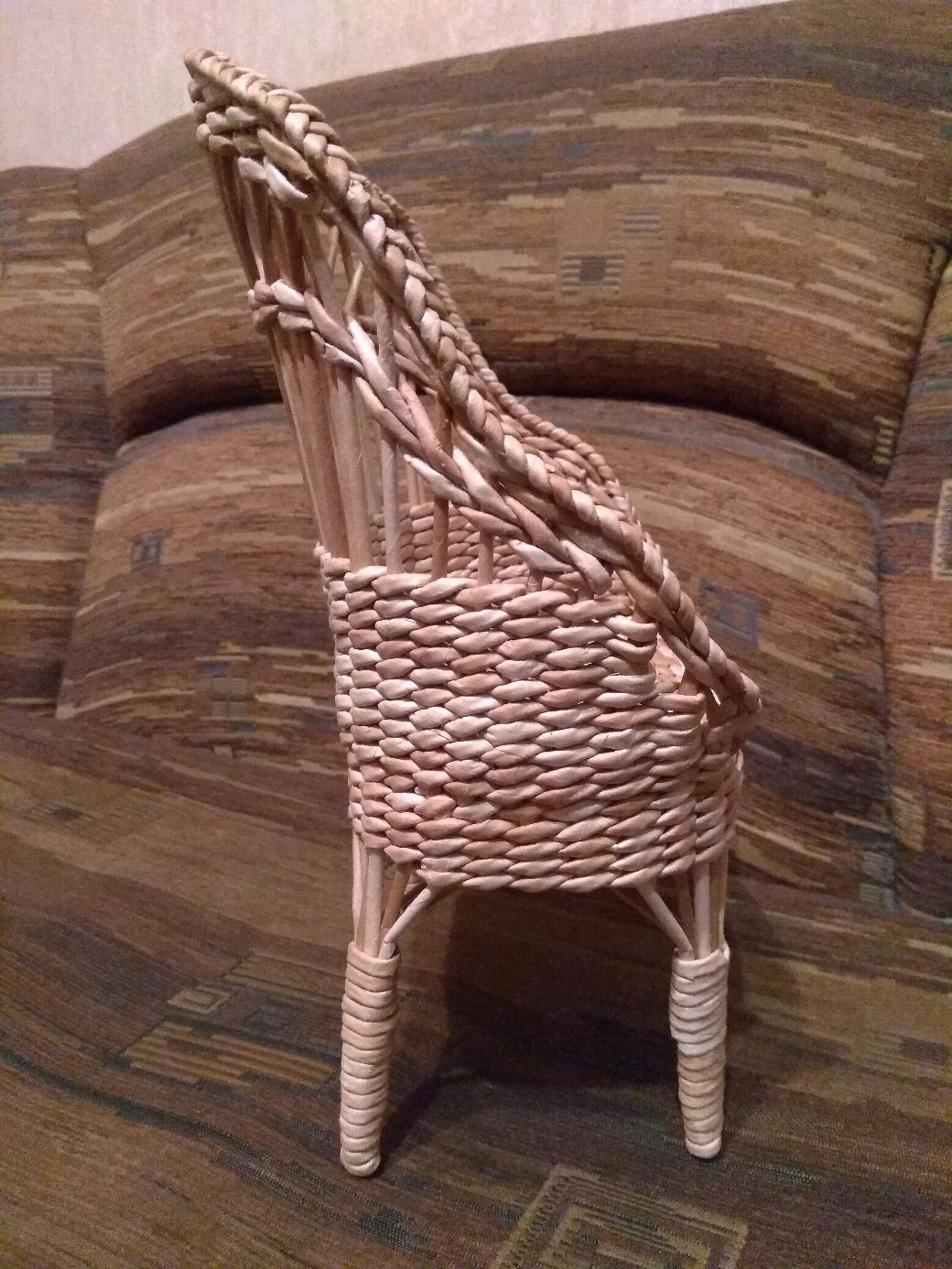 Плетеное кресло для кукол