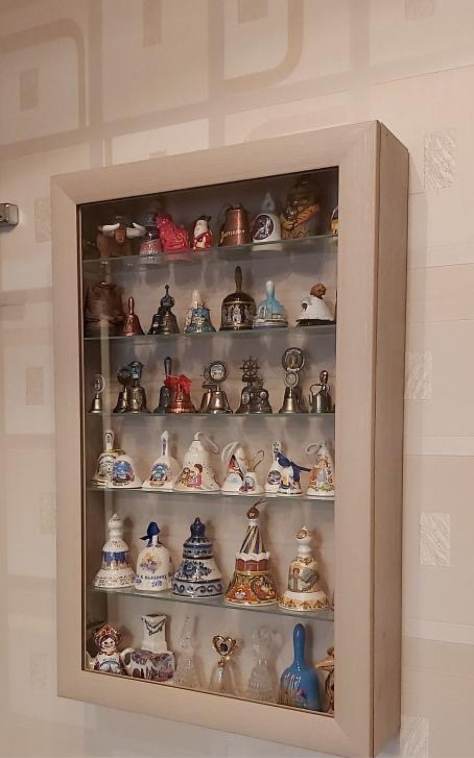 Шкаф для коллекции статуэток