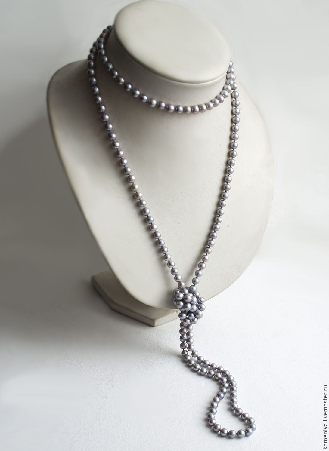 серые украшения. длинные бусы. брошь ювелирная. украшения из серого камня. серые украшения.