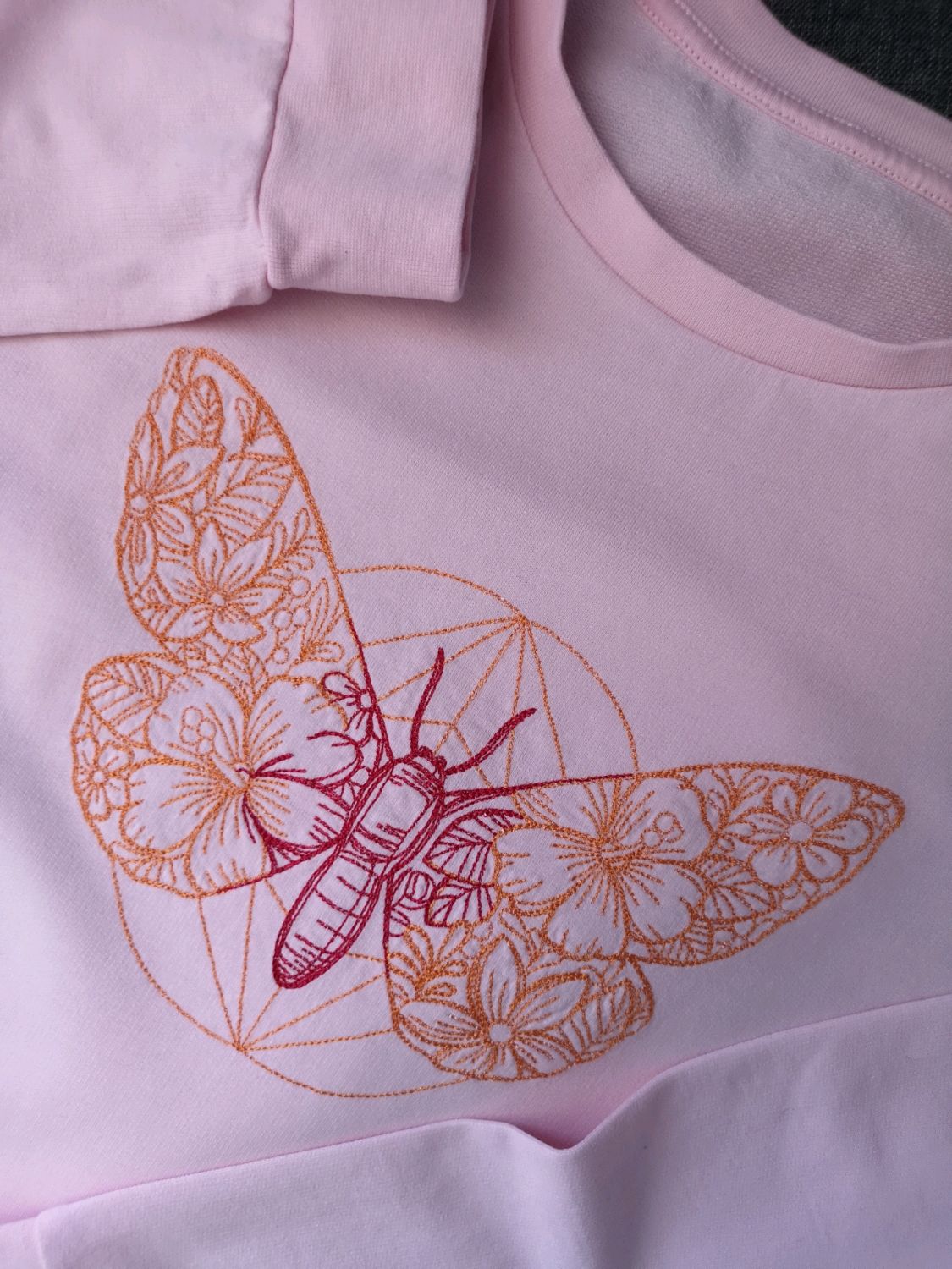 Блузка бабочка. Вышивка бабочки на одежде. Вышитые бабочки на одежде. Кофта с бабочками. Блузка с бабочками.