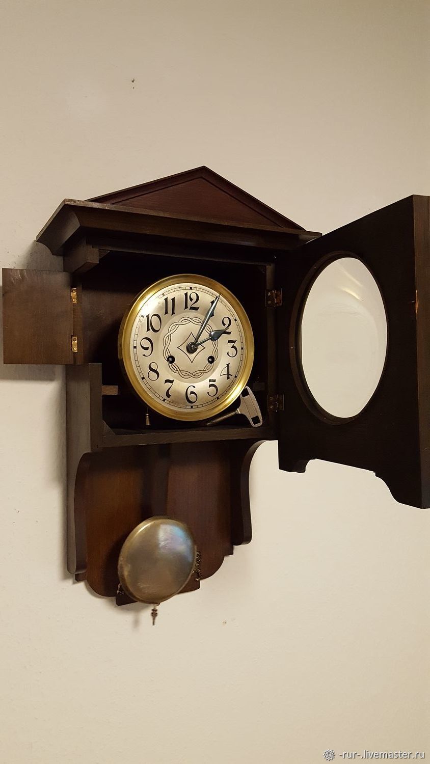 Старинные настенные часы с маятником