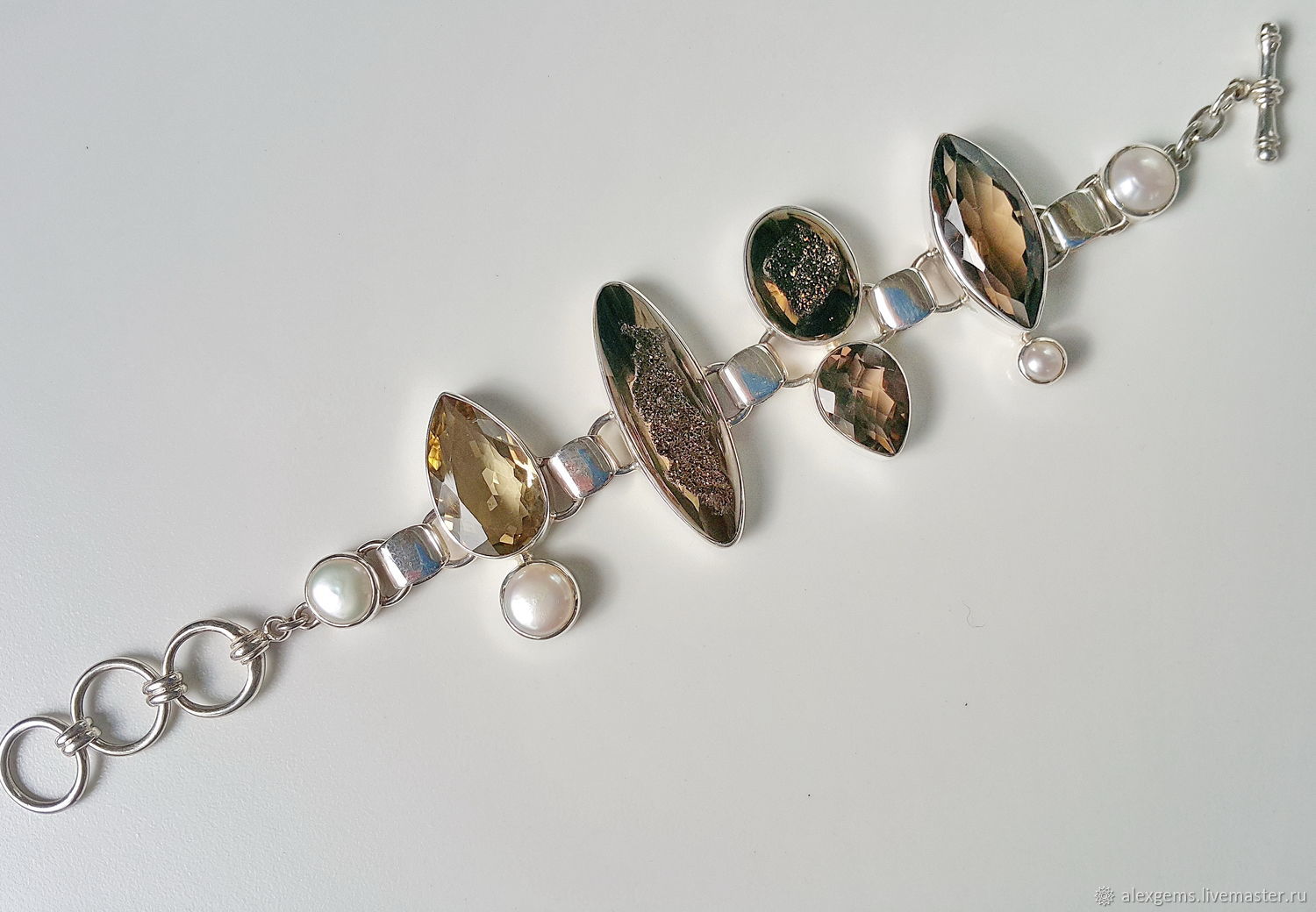 Серебряный браслет с раухтопазом, жемчугом и кварцевой щёткой