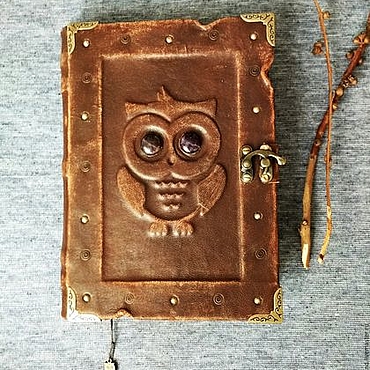 Канцелярские товары ручной работы. Ярмарка Мастеров - ручная работа Кожаная книга для записей с совой и аметистами. Handmade.