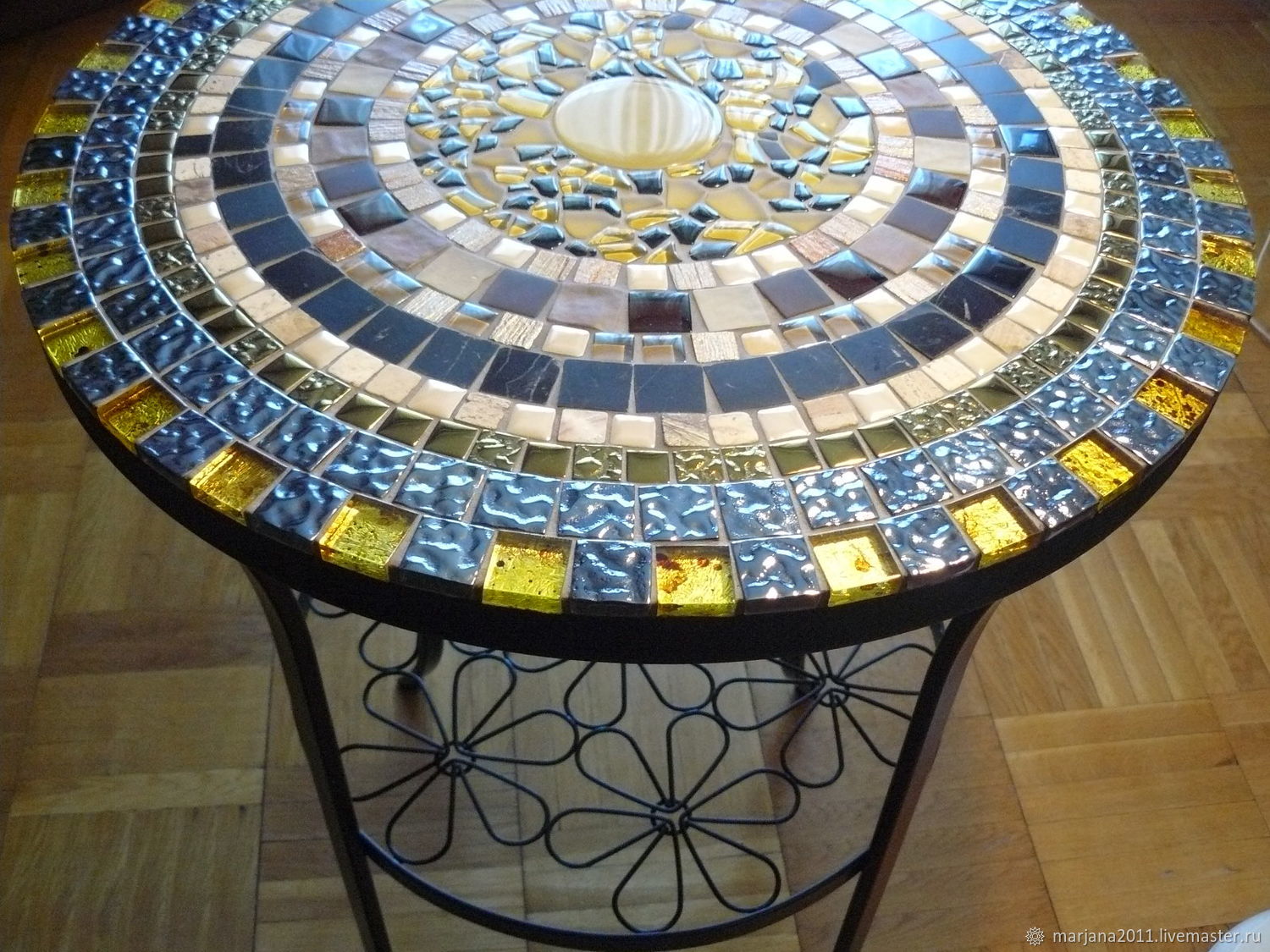 Стол со столешницей из мозаики