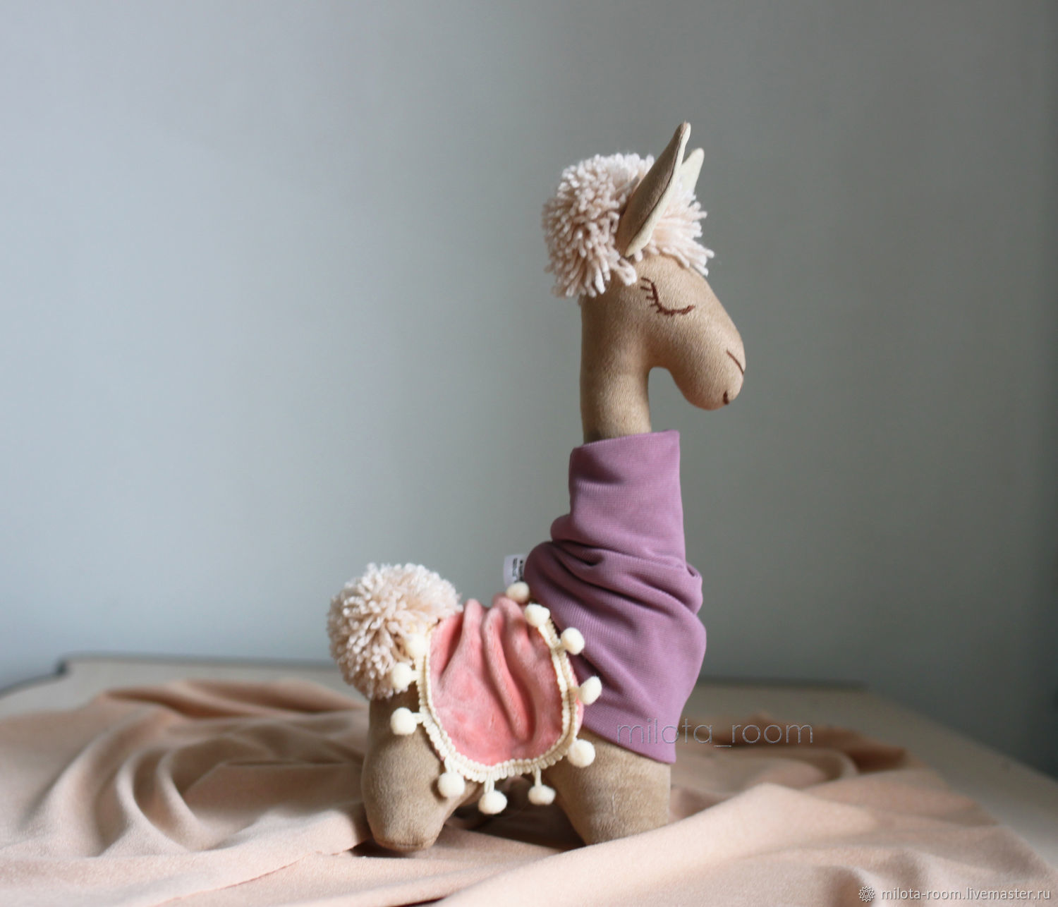 Лама амигуруми. Лама в новогодней шапке. Альпака лама-тильда. Игрушка альпака тильда. Йонтен гиалтсо.