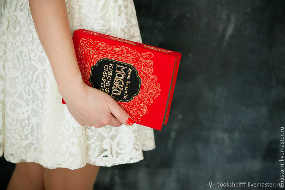 Красная маска книга. Клатч в виде книжки. Клатч книга. Сумка книжка клатч. Клатч в руке.