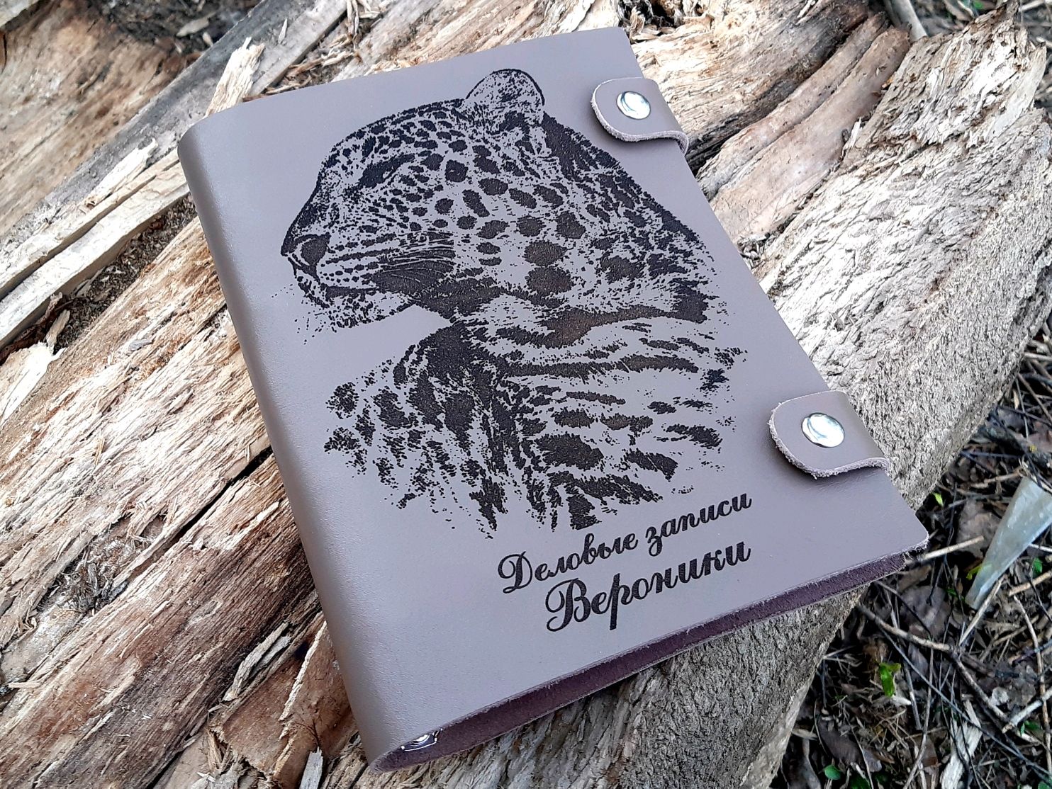 кожаный ежедневник с гравировкой. ежедневник кожа. ежедневники из кожи с гравировкой. ежедневник из натуральной кожи с гравировкой. необычные ежедневники.