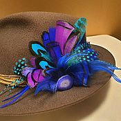 Коричнево-бирюзовая шляпа с перьями