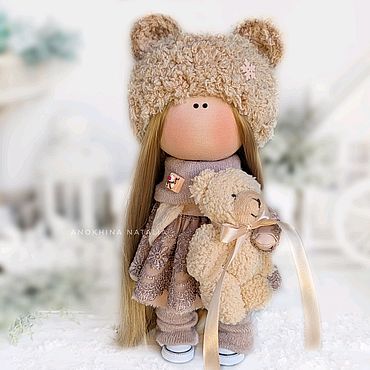 Куклы и игрушки ручной работы. Ярмарка Мастеров - ручная работа Кукла в шапке мишки интерьерная текстильна в бежевом цвете. Handmade.