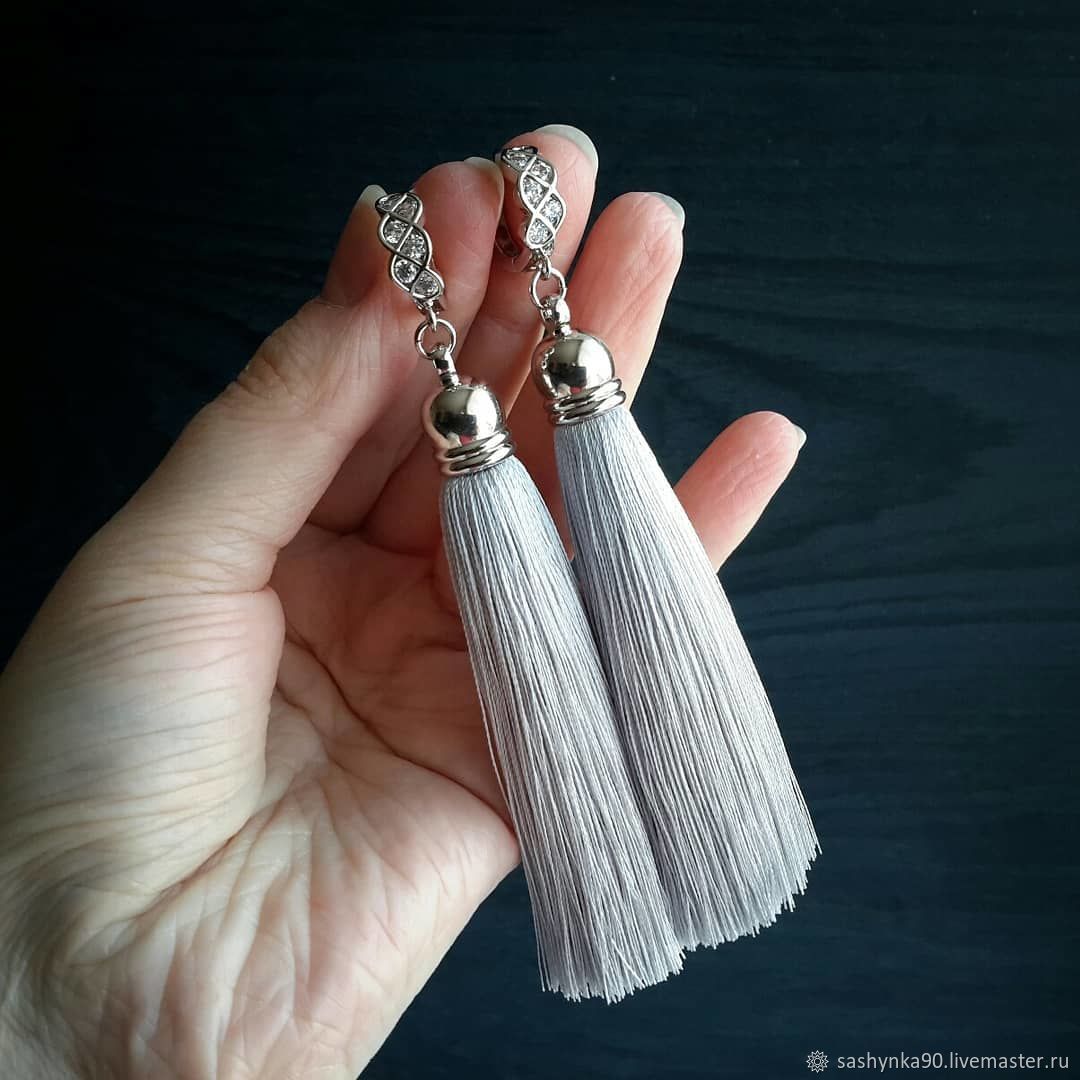 серебряная кисть на дзене. кисточки из ниток люрекс. серебряная кисточка. серебряная кисть на дзене. серебряная кисточка.