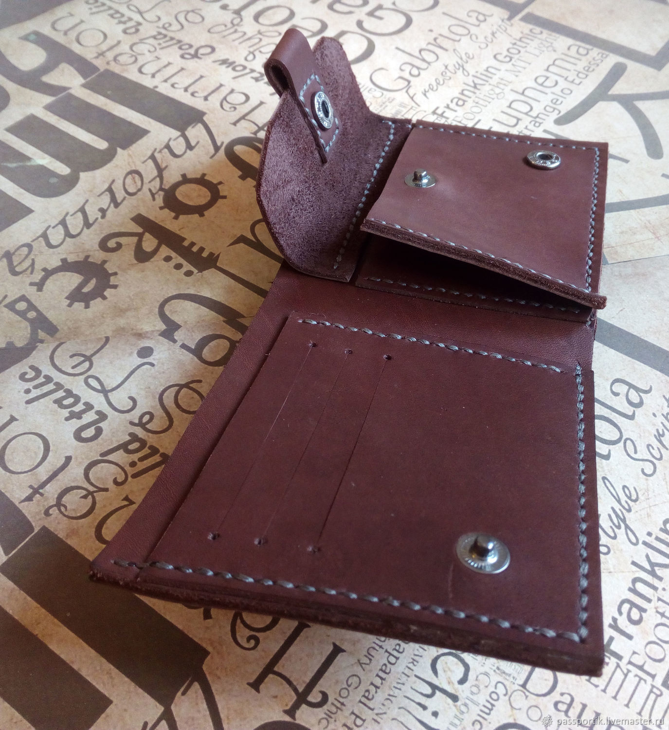 Ковали кожа. Кошельки из монголии. Кошелек кожа рыжий. Тревелер кошелек. Orciani кошелек с заклепками.