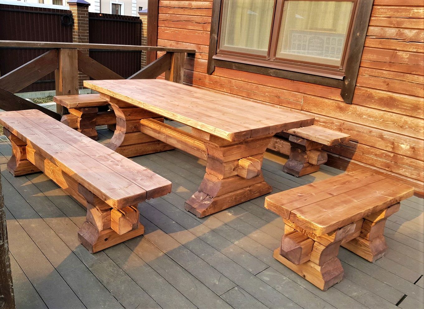 деревянный стол и лавочки