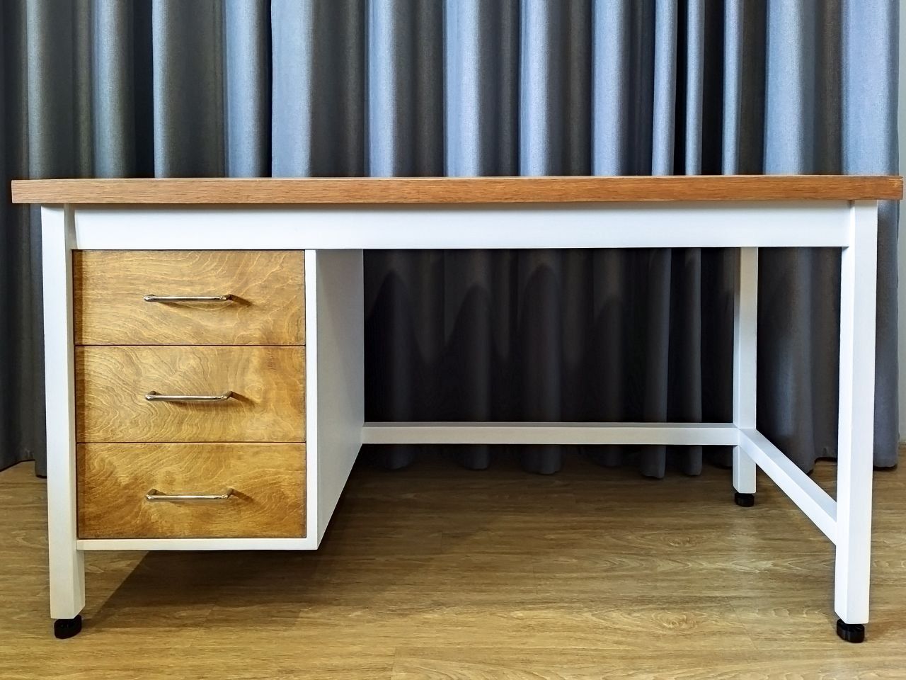 Письменный стол с выдвижными ящиками купить в интернет-магазине Ярмарка ...