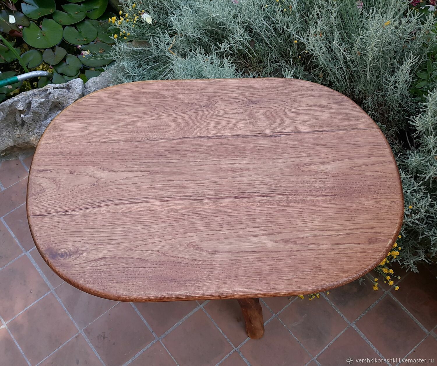 Декоративный столик из дерева