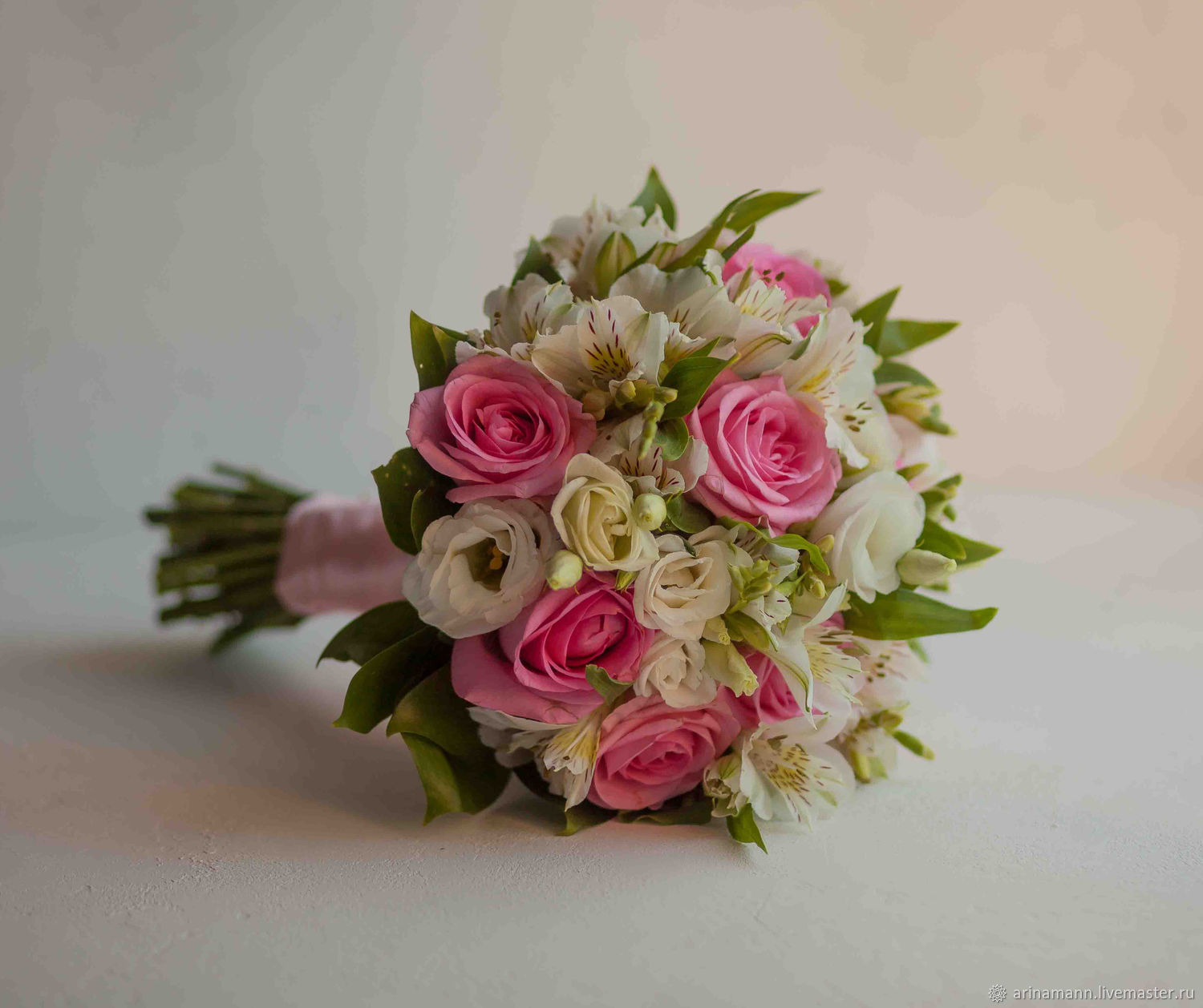 Свадебный букет из роз и эустомы