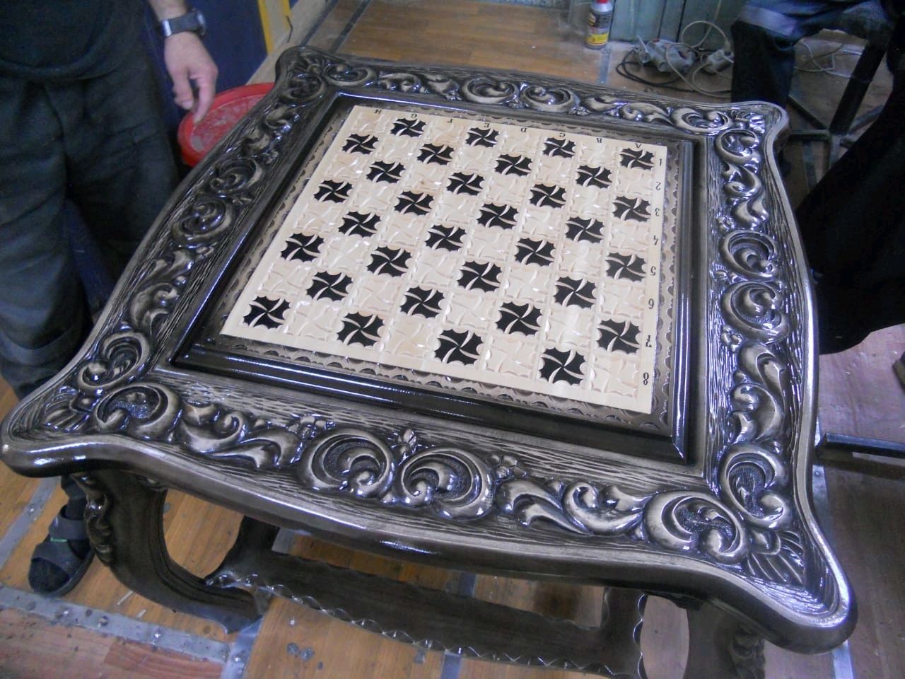 резной шахматный столик из дерева