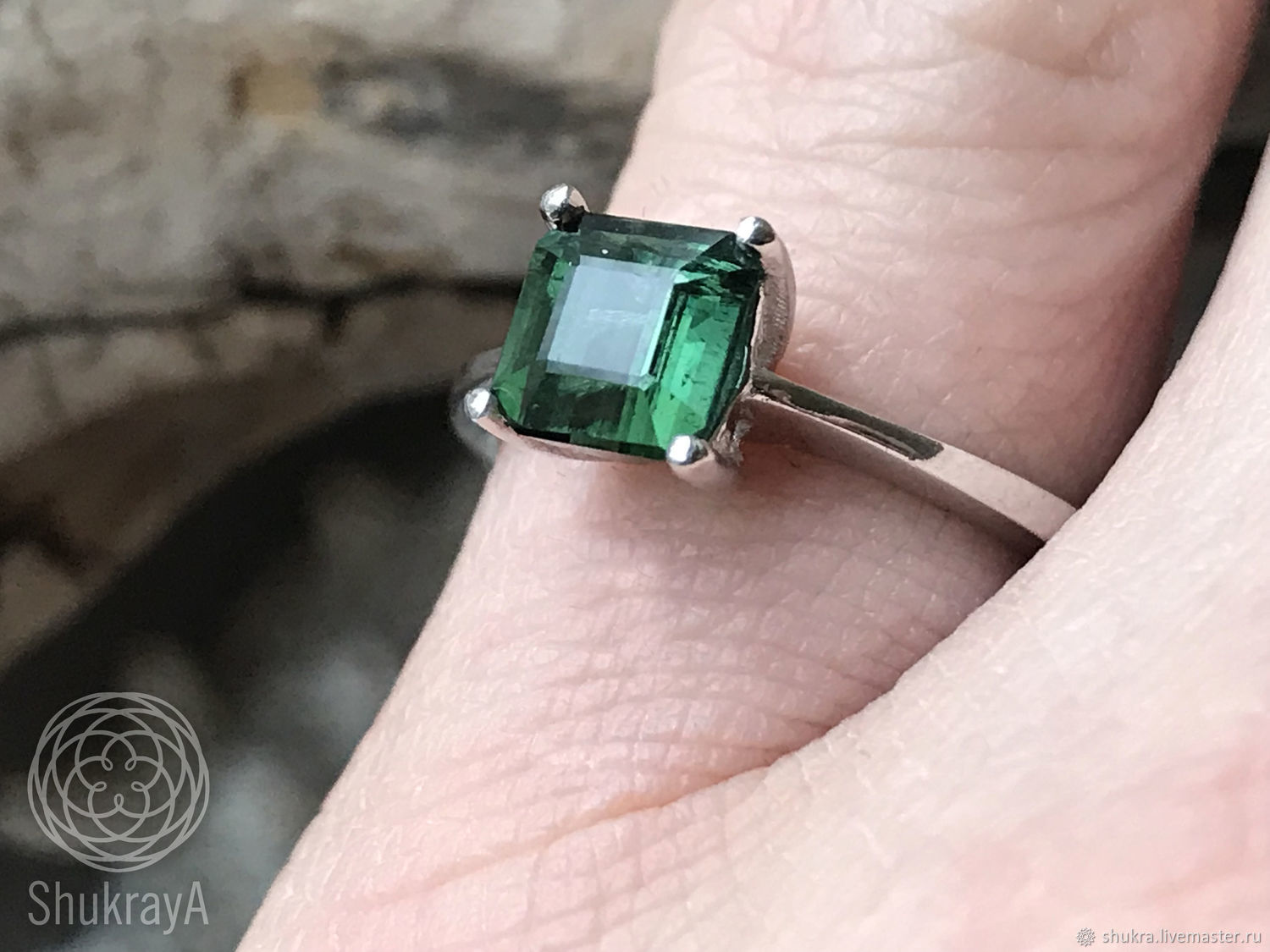 Кольцо с зеленым камнем турмалины